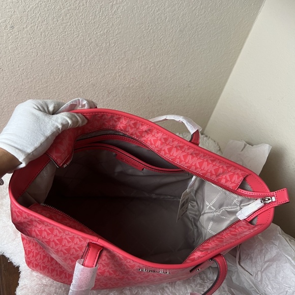 Michael Kors Carter Tote - Picture 6 of 7